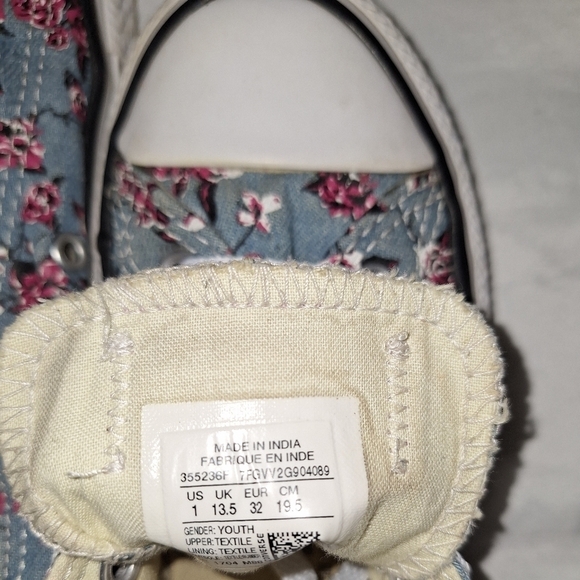 Converse, Youth Size 1, Blue Floral design - Picture 9 of 9